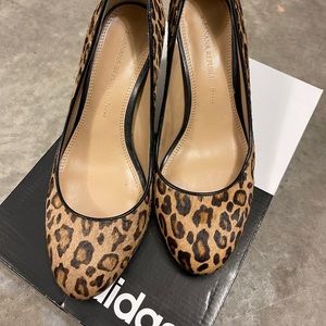 Banana republic, size 6.5 but fits like 7